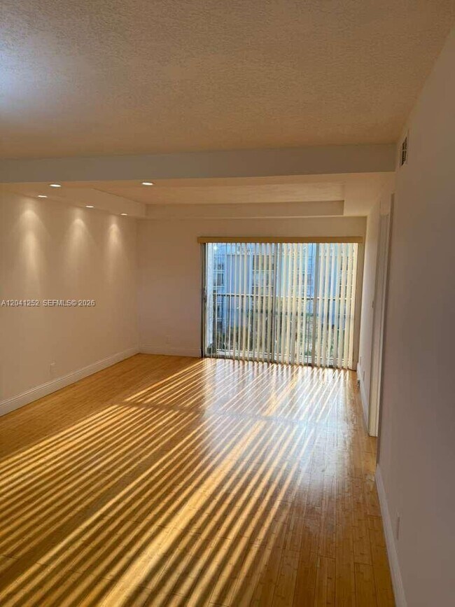 Photo - 8610 N Sherman Cir Unidad 508