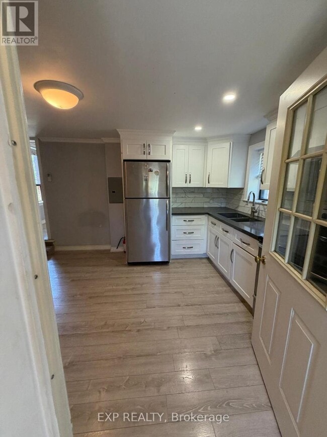 Photo - 677 Durie St