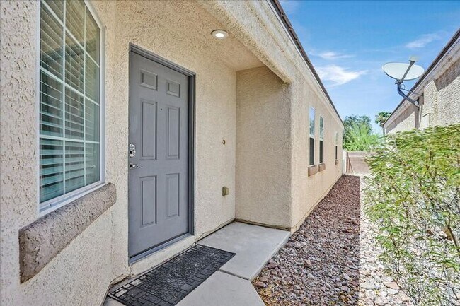 Photo - Stunning 3-Bedroom Townhome with Spacious Backyard & Fireplace