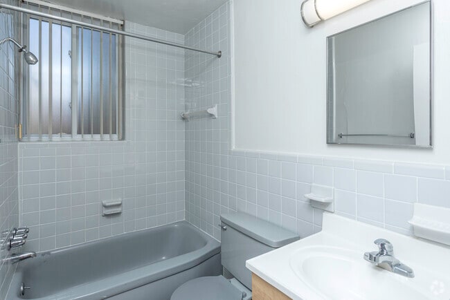 1BR, 1BA - 733 SF