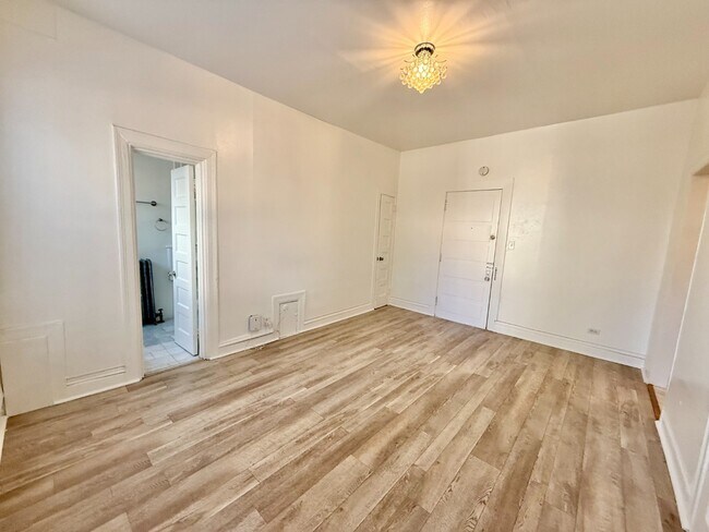 Spacious 1 Bed 1 Bath Denver Apartment in Capitol Hill! Available NOW!