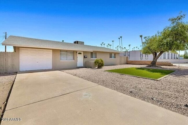 Photo - 945 E Lilac Dr