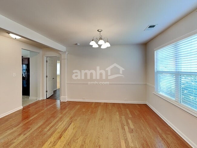 Photo - 975 Donington Cir