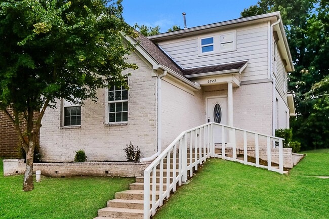 Photo - 6923 Parkbrook Ln