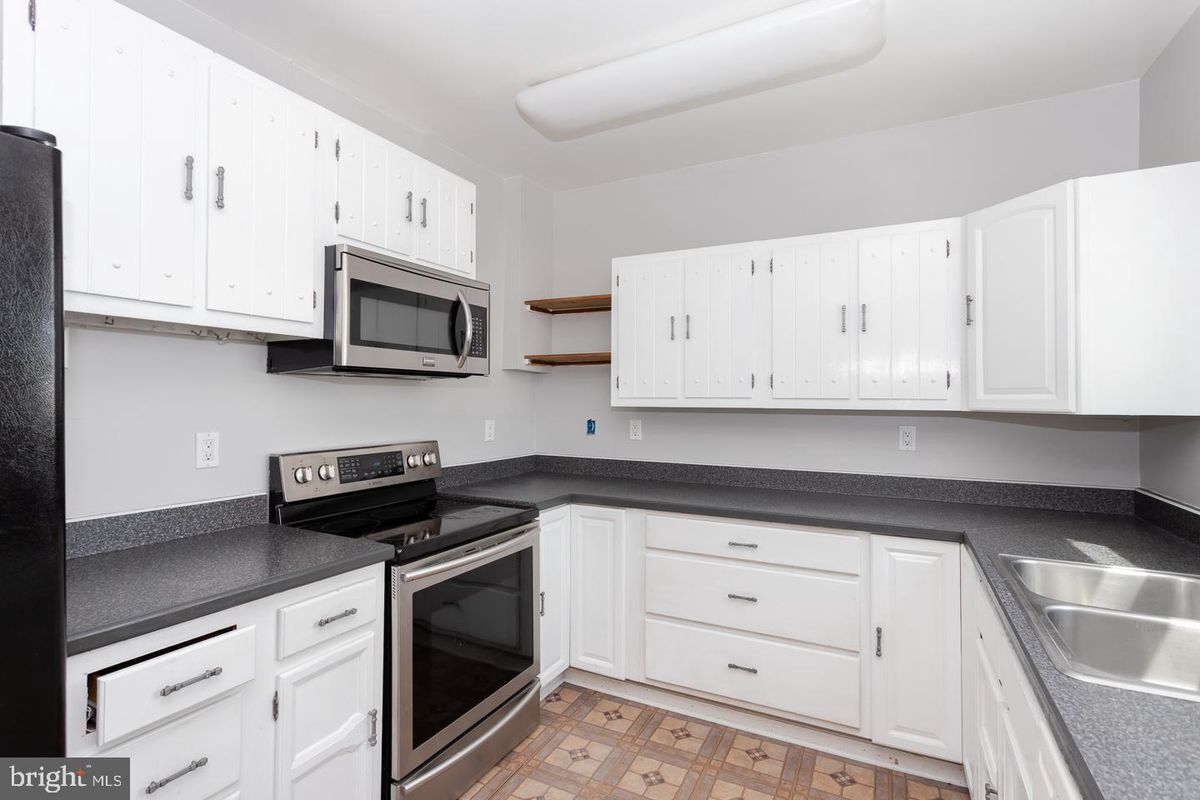Photo - 806 Queen St
