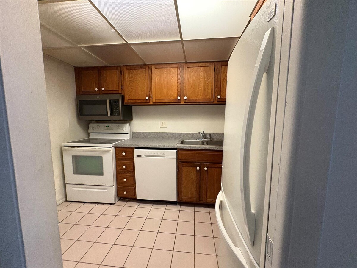 Photo - 3710 Inverrary Dr Unit 1Y