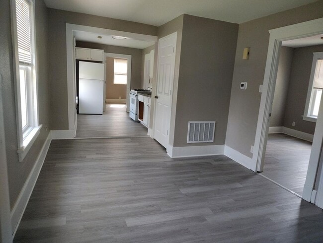 Building Photo - 1217 Grand Ave Unit Upper