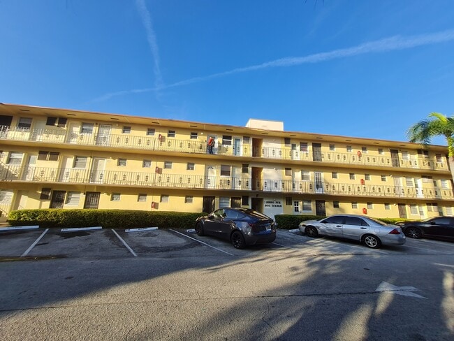 Photo - 20200 NE 27th Ct Unidad F106 Rental