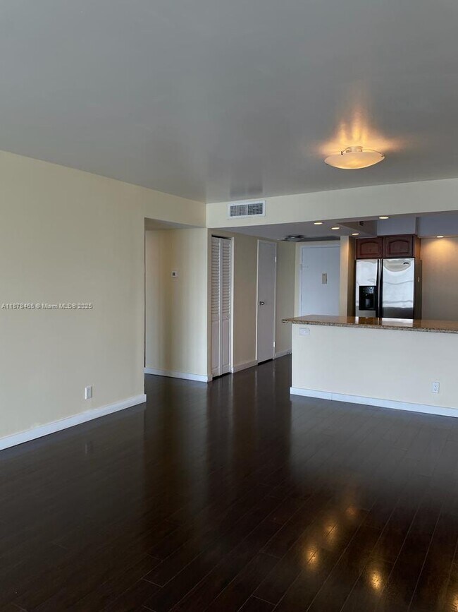 Photo - 1000 Parkview Dr Unit 926