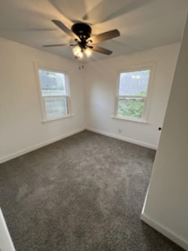 2 bedroom 1 bathroom house. Fenced in back... - 2 bedroom 1 bathroom house. Fenced in back...