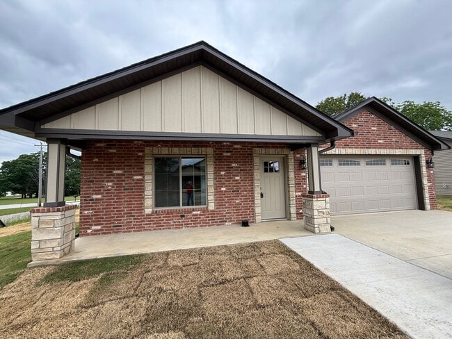 Building Photo - New 3 bedroom, 2 bath home for lease - Poplar Bluff MO