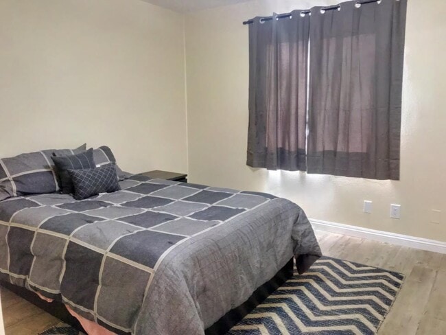 Building Photo - Beautifully updated house in Burbank Blvd is now available for rent