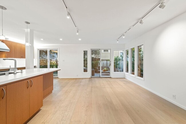 Photo - 2121 Laguna St Casa