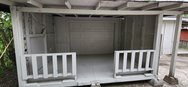 Building Photo - Veller Unit Back House