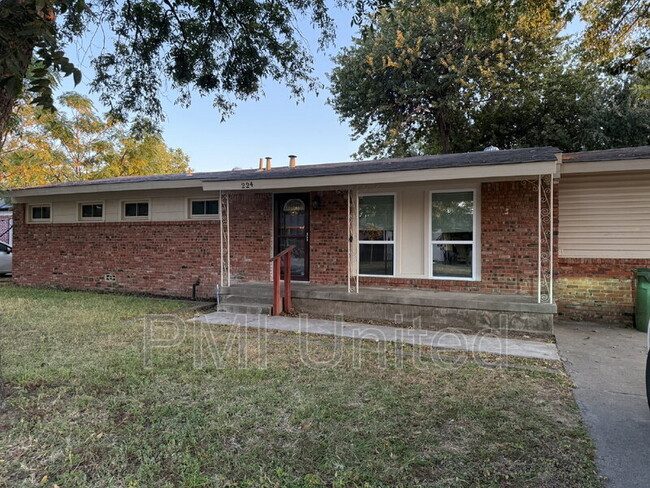 Building Photo - 224 E Oak Dr