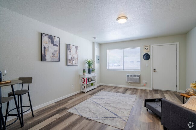 Studio, 1BA - 275SF