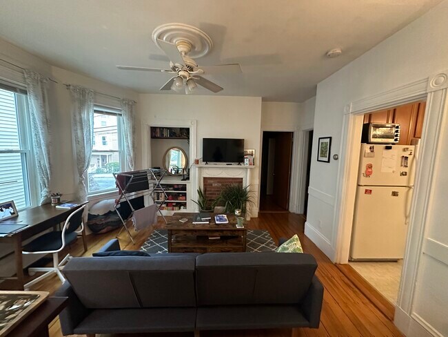 living room furnished - 69 Calumet St