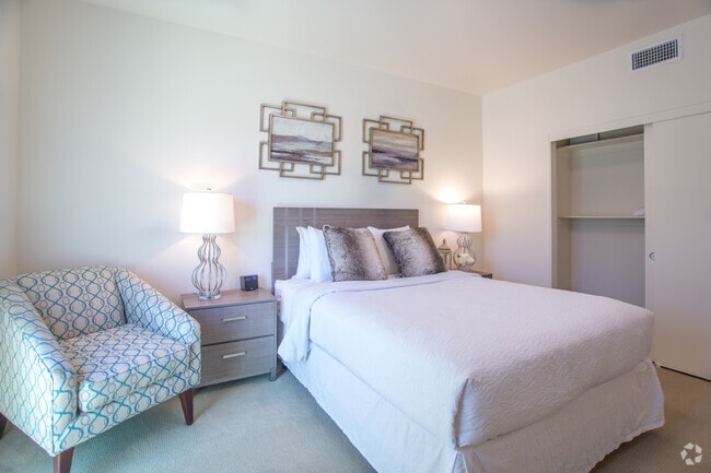 2BR, 2BA-878 SF
