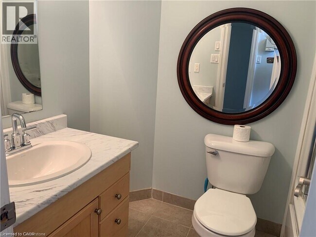 Photo - 555 King St E