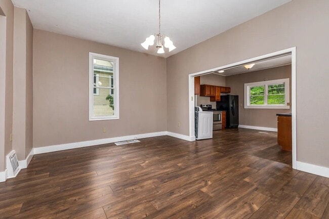 Photo - 639 Caledonia Pl