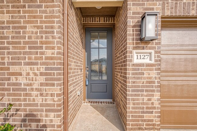 Building Photo - 1127 Sugar Dr