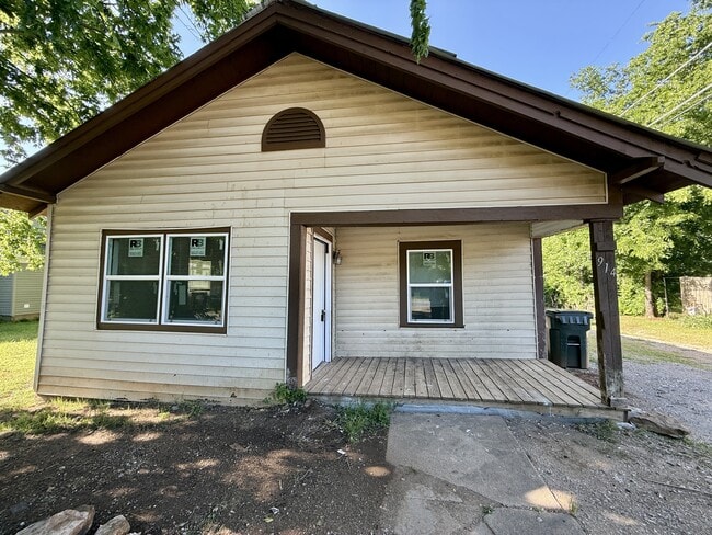 Building Photo - 914 W Vinita Ave