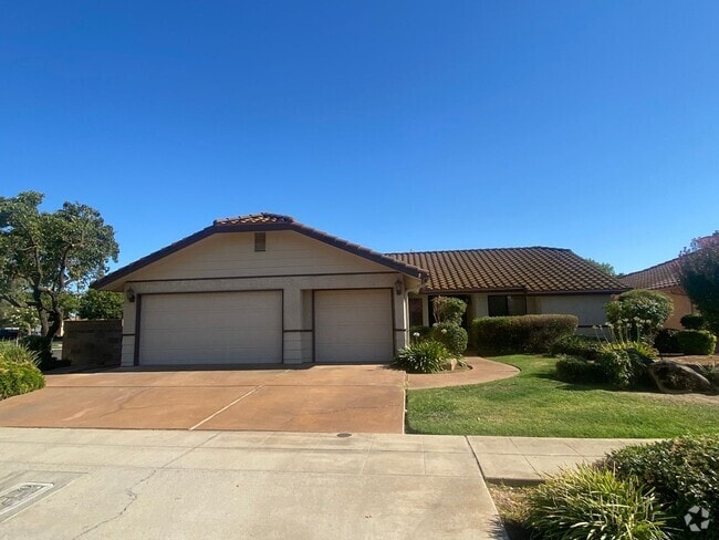 Building Photo - Discover the Jewel of Madera 4-bedroom 3-bath Rental