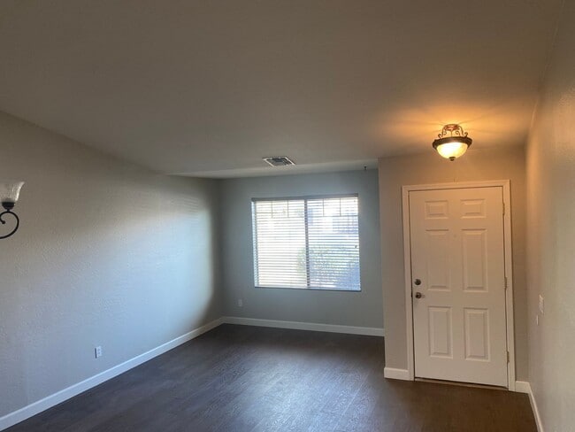 Building Photo - 3 bed 2 bath Rental