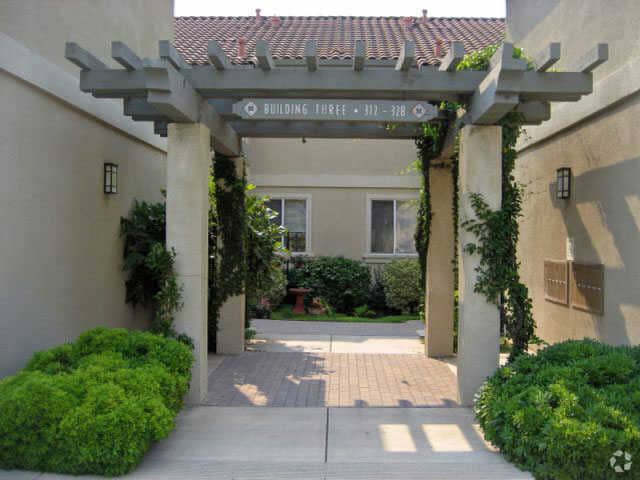 Otros - Vineyard Court