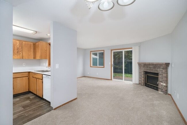 Building Photo - 3 bedroom townhouse with Garage!! Wont last! Call Now!!