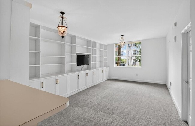 Building Photo - 630 S Sapodilla Ave Unit 121