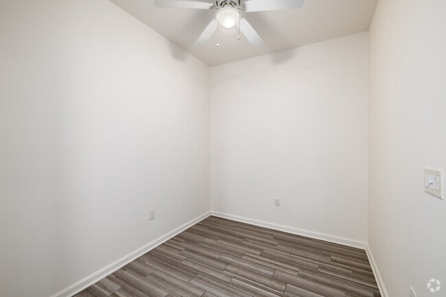 1BR, 1BA - W/ Den - 750SF - Den