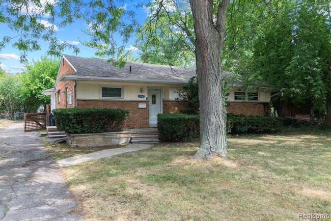 16940 W 13 Mile Rd