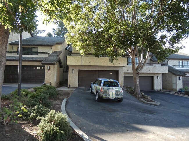 Building Photo - Spacious Northpoint Townhome near Righetti...