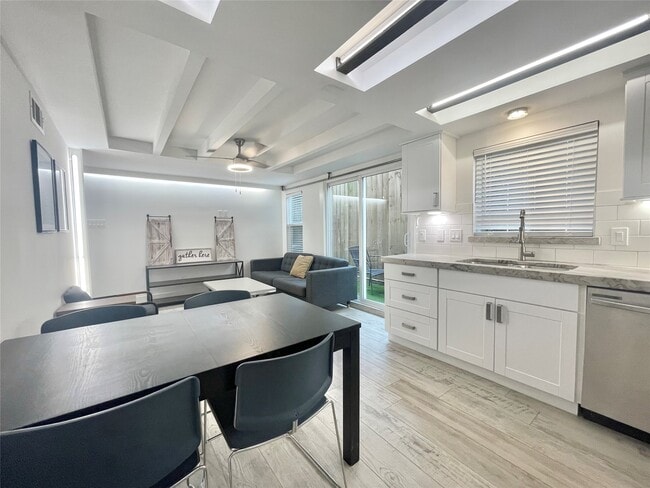 Building Photo - 403 Avondale St