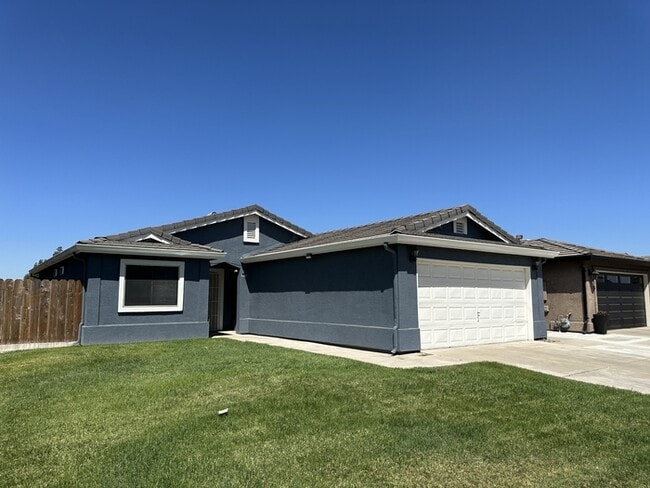 Building Photo - Hilmar 3 Bedroom 2 Bathroom Home