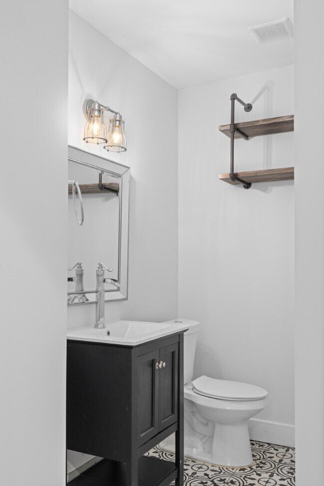 Photo - 453 Erin Ave SW