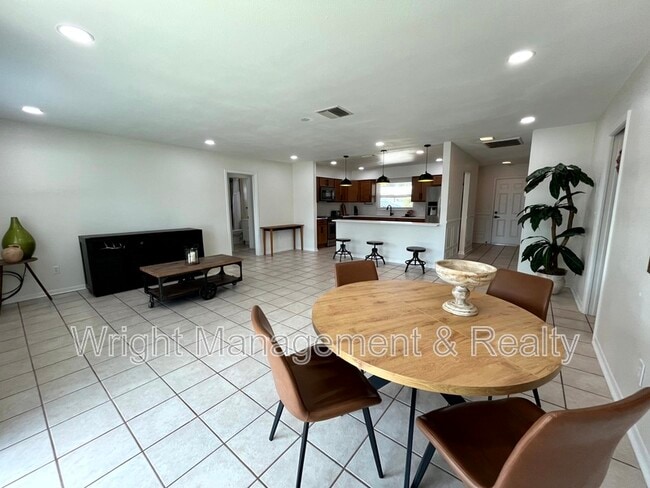 Photo - 1403 Stonehaven Way