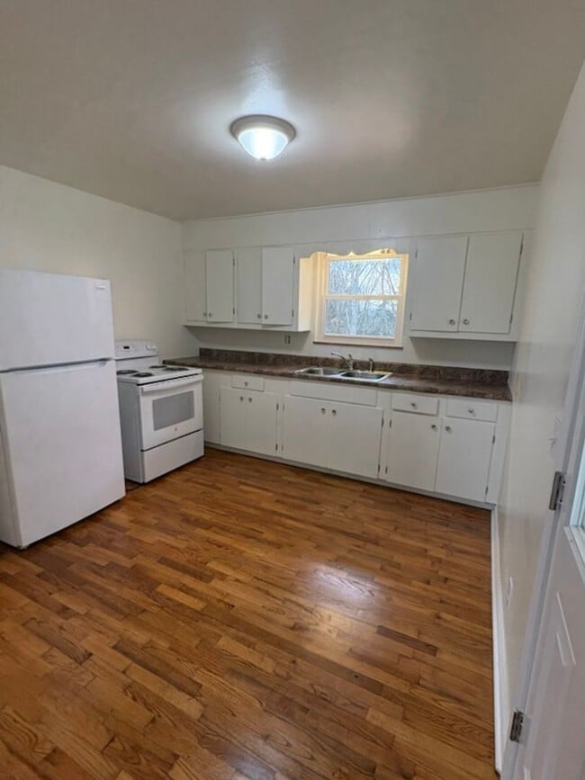 Photo - 703 White Rd