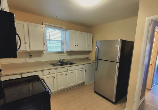 Photo - 3 bd/1 bth w/fenced yard. Close to all thi...