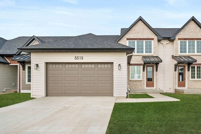 Building Photo - 4 Bedroom Townhome Available February 1st!