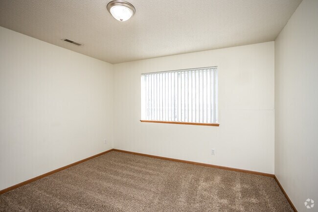 2BR, 1BA - 925 SF