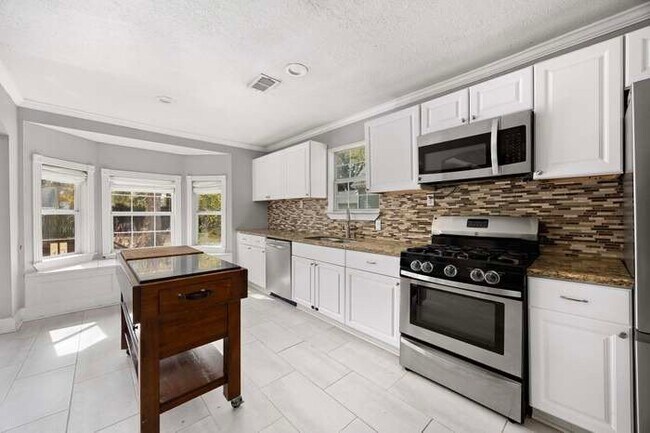 Photo - 827 W 43rd St