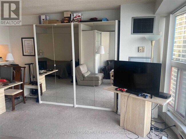 Photo - 99 Harbour Square Unité 3005