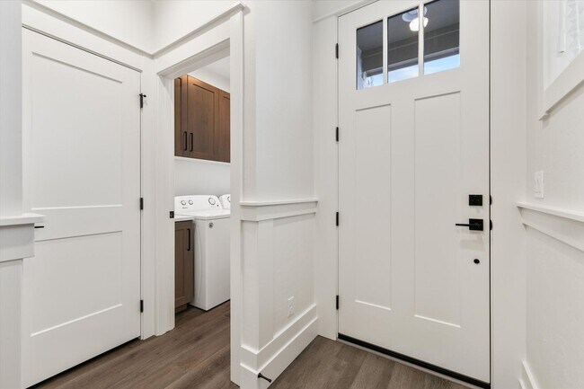 Photo - Luxury 3 bedroom house in Eagle for rent!