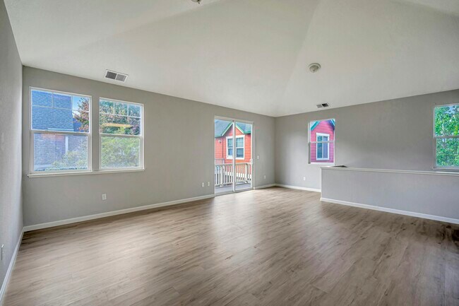 Photo - 1467 Maple Ave