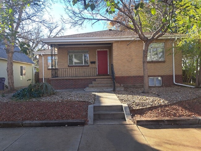 Building Photo - Spacious Sunnyside Bungalow, Finished Base...