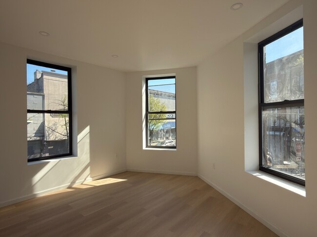 Building Photo - 5722 Myrtle Ave Unit 2