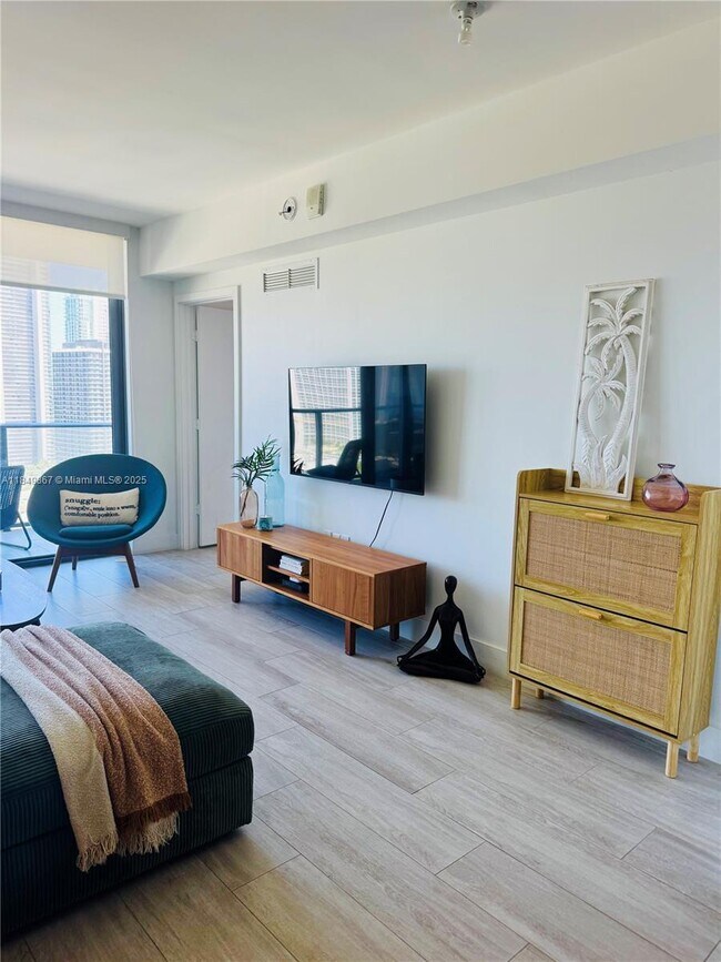 Photo - 121 NE 34th St Unidad 2705