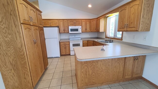 Building Photo - 5 Bedroom, 3 Bath - Triple Garage - Fenced yard Home